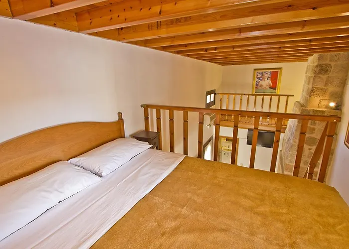 Camelot Traditional & Classic Hotel